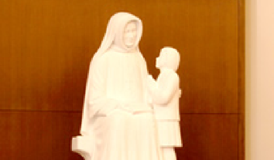聖マグダレナ・ソフィアと児童像