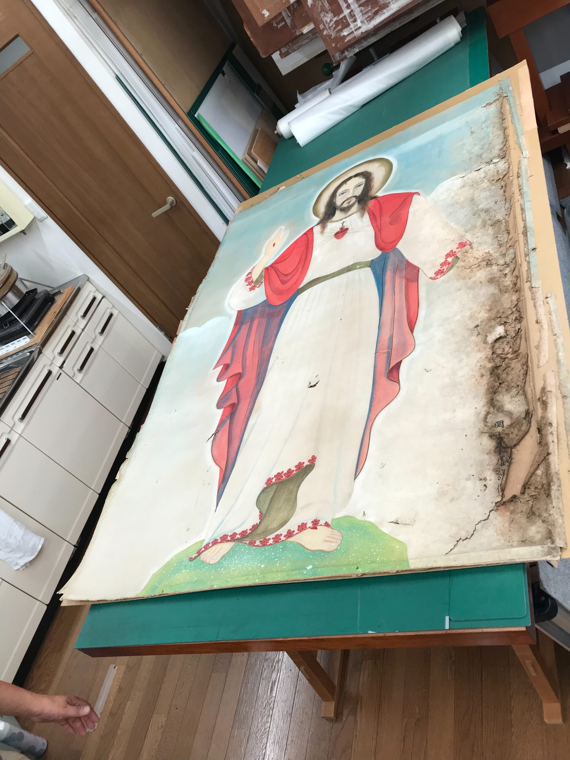 岡山聖虚の絵画「キリスト像」の修復が進められています。 | 小林聖心